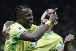 Vini Jr. e Rafinha celebram gol da vitória sobre Paraguai