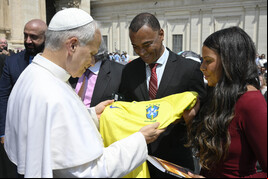 Papa Leão XIV recebe Cafu e Mariah Morais no Vaticano