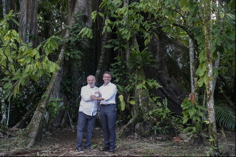 Lula e Macron durante encontro na Amazônia, em março de 2024