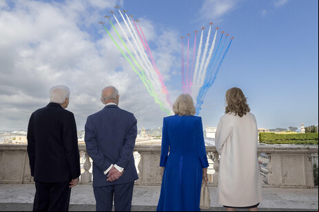 Mattarella, Charles, Camilla e Laura assistem sobrevoo de patrulha acrobática