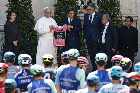 Papa Leão XIV posa com camisa rosa do Giro d'Italia