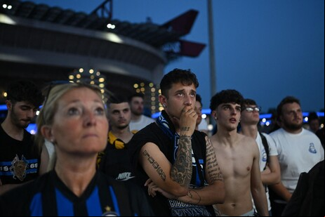 Torcedores da Inter incrédulos diante do San Siro durante final da Champions