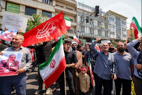 Protesto em Teerã, capital do Irã, contra ataques israelenses