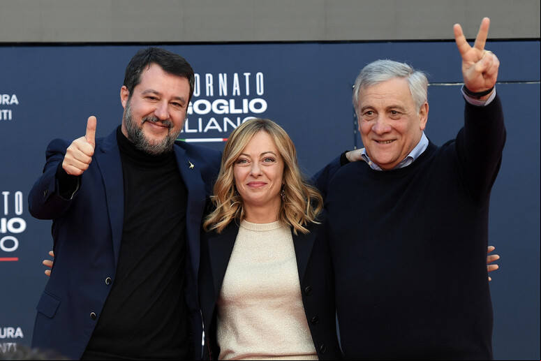 Giorgia Meloni entre os vice-premiês Matteo Salvini e Antonio Tajani - TODOS OS DIREITOS RESERVADOS