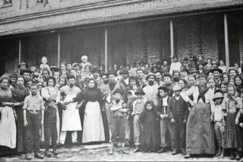 Italianos na Hospedaria de Imigrantes em 1890 (foto: Wikimedia Commons) - TODOS OS DIREITOS RESERVADOS