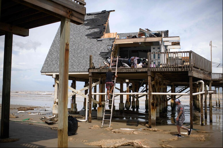 Destruição provocada por furacão em Surfside Beach, no Texas © ANSA/AFP