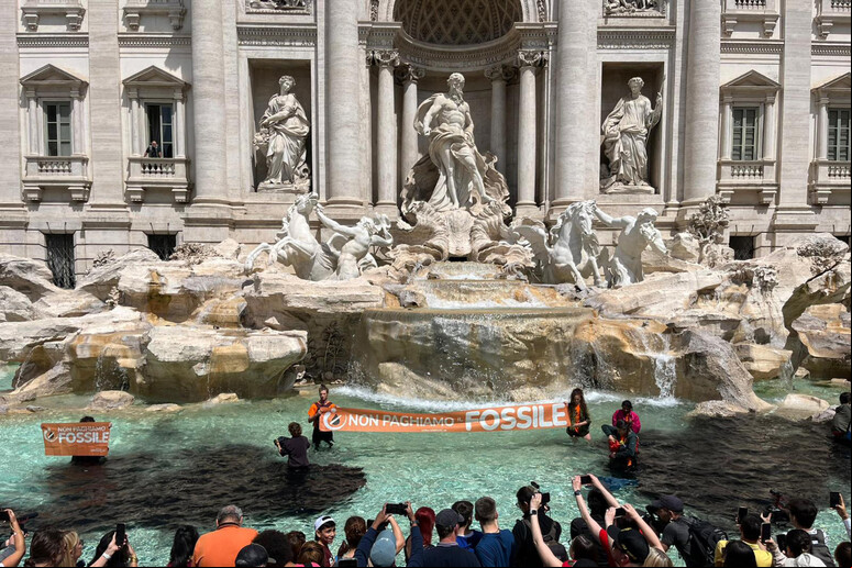 Fontana di Trevi recebeu tinta preta em protesto por ambiente - TODOS OS DIREITOS RESERVADOS